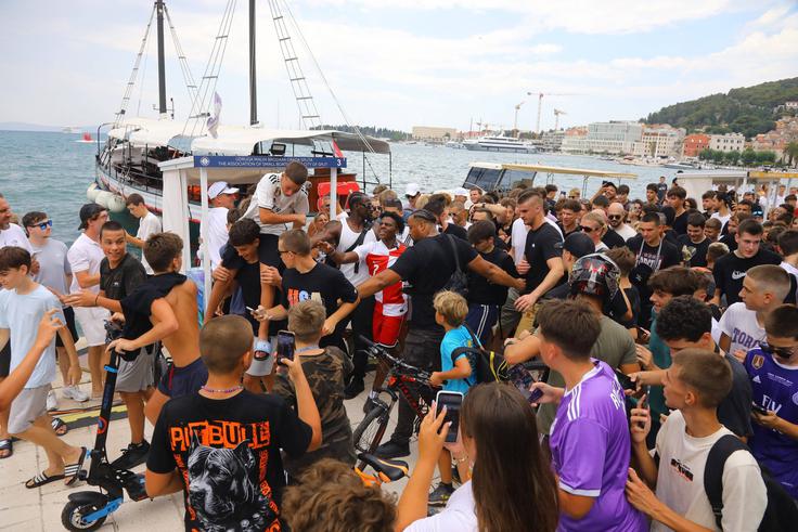 Tudi v Splitu ga je oblegala velika množica mladih oboževalcev. | Foto: Profimedia