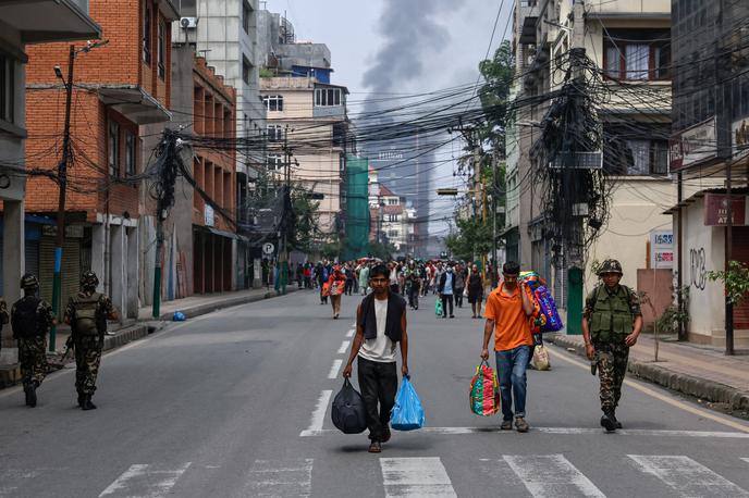 Katmandu, Nepal | Vojska, ki poskuša nadzorovati eskalacijo, je protestnike generacije Z povabila k mirovnim pogovorom. Študentski voditelji pripravljajo nov seznam zahtev, je za BBC povedal eden od njihovih predstavnikov. | Foto Reuters