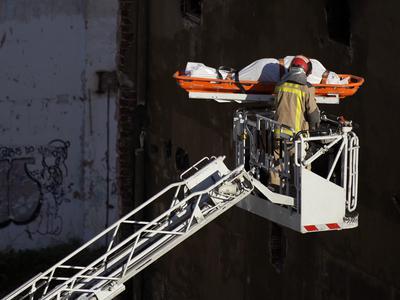 V stanovanjskem bloku izbruhnil požar, med mrtvimi več mladoletnikov