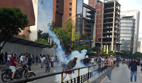 Protesti proti zmagi Madura v Venezueli zahtevali smrtno žrtev