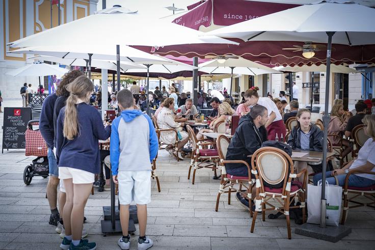 Tudi restavracije in bari so bili polni obiskovalcev.  | Foto: Ana Kovač