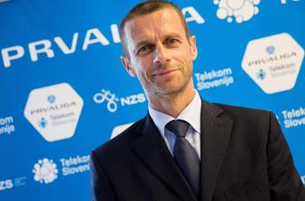 Rešitev? Točenje alkohola in oglaševanje stavnic.