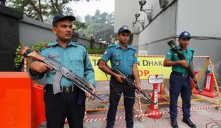 Domnevni islamisti v Bangladešu z mačetami nad profesorja