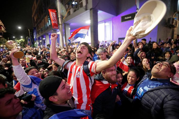 S kom se bo Paragvaj pomeril v osmini finala? Za zdaj je jasno le, da bo to predstavnik Evrope. Francija oziroma Švedska. | Foto: Reuters