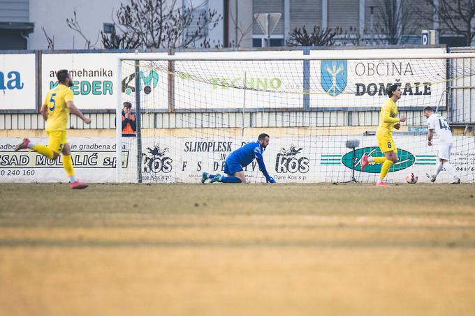 Hrvaški vratar Olimpije Ivan Banić je prejel dva zadetka. Drugega po hudi napaki, ki so ji je privoščil po povratni podaji Marcela Ratnika. | Foto: Grega Valančič/Sportida