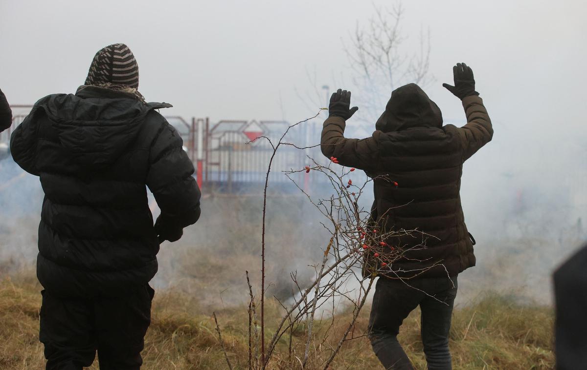 migranti poljska-belorusija | Razmere na poljsko-beloruski meji so zaradi več tisoč migrantov, ki želijo vstopiti v EU, že več mesecev napete. Na meji je trenutno ostalo okoli 2.000 ljudi. | Foto Reuters