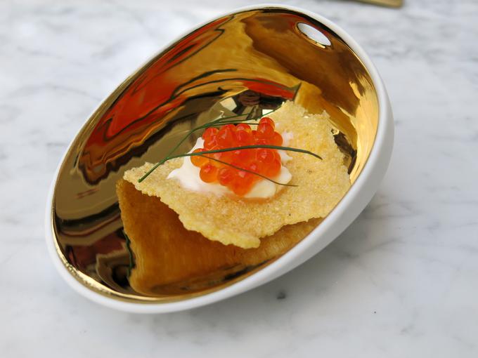 Čips iz polente z barjansko skuto in postrvjim kaviarjem | Foto: Miha First