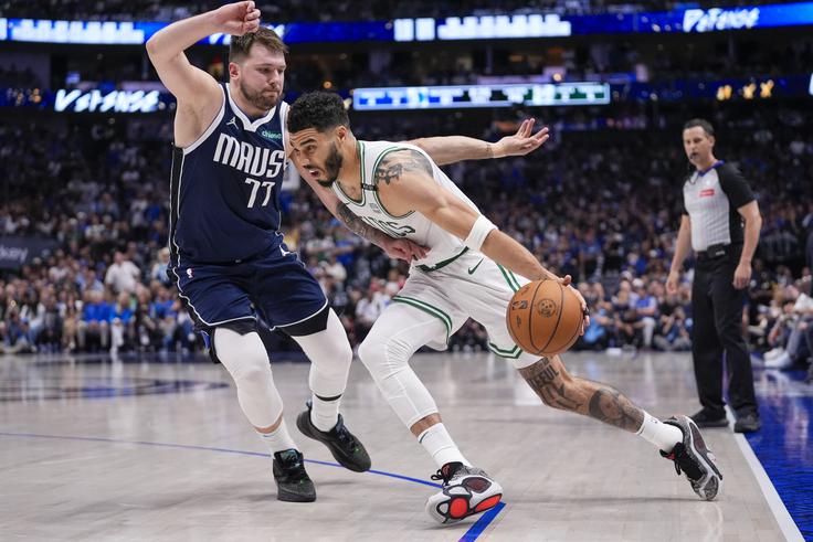 Luka Dončić je lani v velikem finalu lige NBA izgubil proti Bostonu, rekorderju po številu naslovov. | Foto: Guliverimage