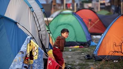 Na grško-makedonski meji obtičalo več kot 7.000 migrantov