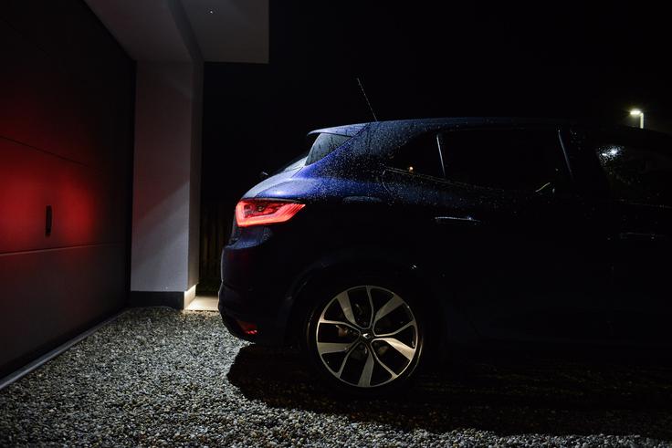 Megane izstopa predvsem z oblikovalsko zasnovo sprednjih žarometov in zadnjih luči, ki še posebej izstopajo v mraku. | Foto: Ciril Komotar