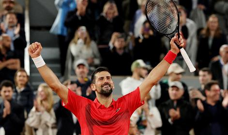 Novak Đoković po začetnih težavah do polfinala s Sinnerjem