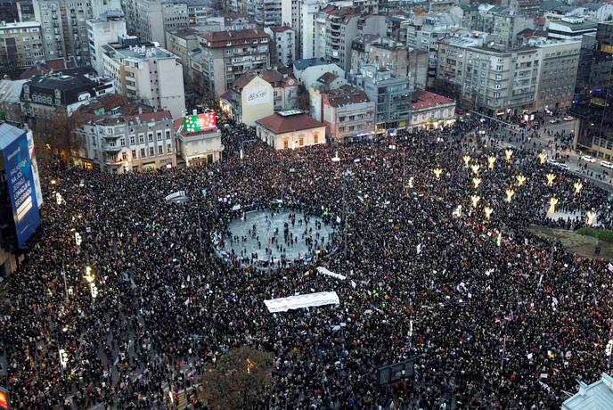 Več tisoč protestnikov zavzelo ulice Beograda #foto #video