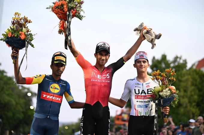 Del Toro na zmagovalnem odru dirke Down Under Classic v družbi Ekvadorca Jhonatana Narváeza (Ineos Grenadiers) in Eritrejca Natnaela Tesfatsiona (Lidl - Trek). | Foto: Guliverimage