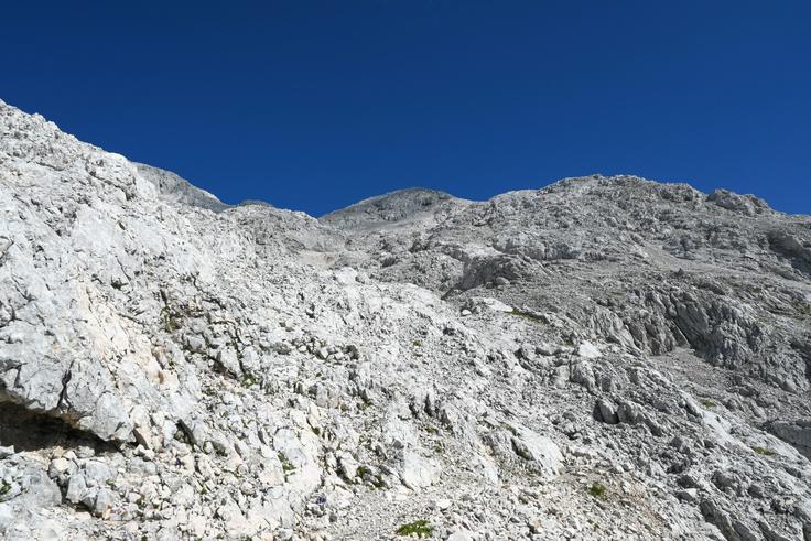 Zadnje pol ure gre pot v strm kamnit teren. | Foto: Matej Podgoršek