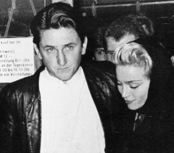 Madonna s prvim možem, igralcem Seanom Pennom, leta 1986. Poročila sta se leta 1989, ločila štiri leta pozneje. | Foto: Reuters