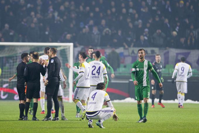 Večni derbi je bil najprej odpovedan in prestavljen, v drugo pa se je le izšlo. Razburljiv je bil od začetka do konca, ponudil je vse, kar obožujejo nogometni ljubitelji. Začelo se je po željah vijolic. Maribor je že po 21 minutah vodil z 2:0, nato pa je Šporar hitro znižal na 1:2. V nadaljevanju ni manjkalo nevarnih strelov, okvirji so se tresli na obeh straneh, gostje so po padcu Dareta Vršiča zahtevali najstrožjo kazen, v 65. minuti pa je moral po drugem rumenem kartonu z igrišča vzkipljivi Petar Stojanović. Zmaji so prednost igralca več izkoristili v sodnikovem podaljšku. Ponovno je natančno meril Šporar. Končalo se je z 2:2, kapetan Olimpije pa je dosegel že 17 zadetkov. | Foto: 