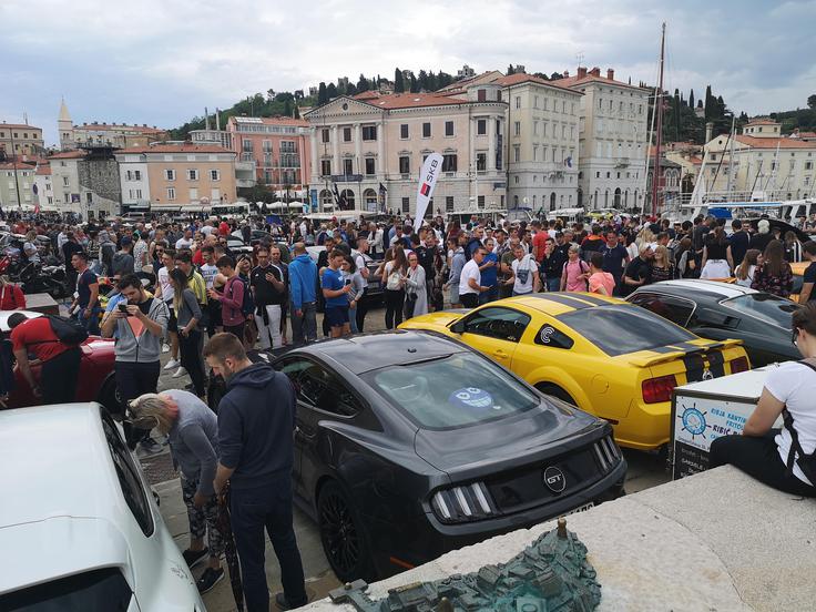 Velika množica navdušencev nad avtomobili v Piranu. | Foto: Gregor Pavšič
