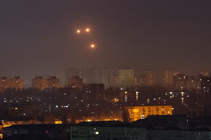 Napad, Kijev, Ukrajina, Rusija, Vojna v Ukrajini | Ameriški diplomat je dejal, da Washington deli zaskrbljenost drugih držav, da Moskva ni pripravljena na mir in pozval Kitajsko, naj neha Rusijo zalagati z blagom za dvojno uporabo. Na fotografiji eden od številnih ruskih zračnih napadov na Kijev, prestolnico Ukrajine. | Foto Reuters