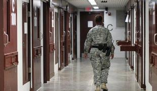 Sodnik prepovedal genitalne preiskave ujetnikov v Guantanamu