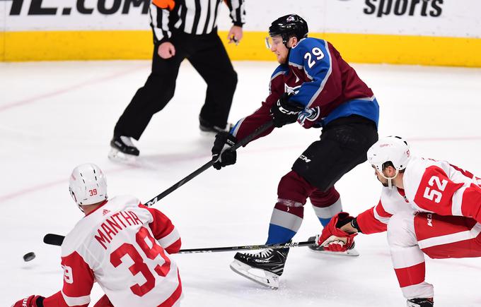 Nathan MacKinno je na tekmi proti Detroitu dosegel odločilni gol za Colorado. | Foto: Reuters