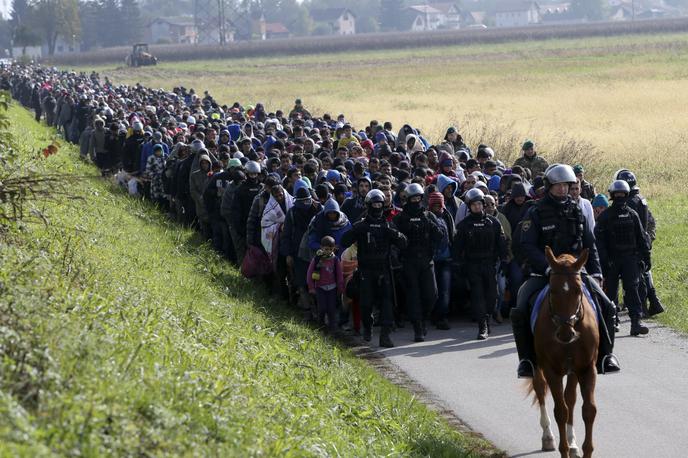 Migrantska kriza | Po predlogu SDS bi moral DZ vlado tudi pozvati k aktivnostim za sestanek z odgovornimi v vladah držav članic EU, ki so prizadete zaradi povečanega števila nezakonitih migracij na balkanski poti z namenom organizirati močne mejne sile za pomoč Hrvaški pri varovanju zunanjih meja EU. | Foto Reuters