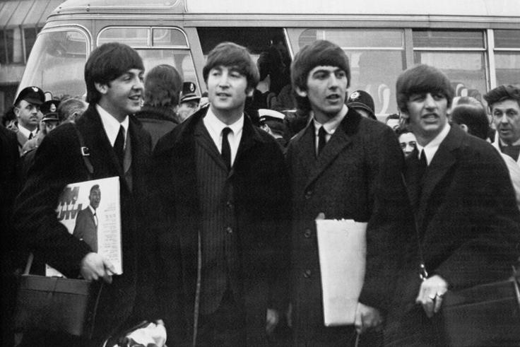 The Beatles leta 1964 Paul McCartney, John Lennon, George Harrison in Ringo Starr leta 1964 ob prihodu na londonsko letališče. | Foto: Guliverimage