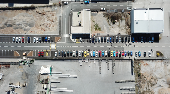 Pogled iz zraka na vmesno parkirišče karavane Petrol Maniacs Toura v Sežani. | Foto: PetrolManiacs