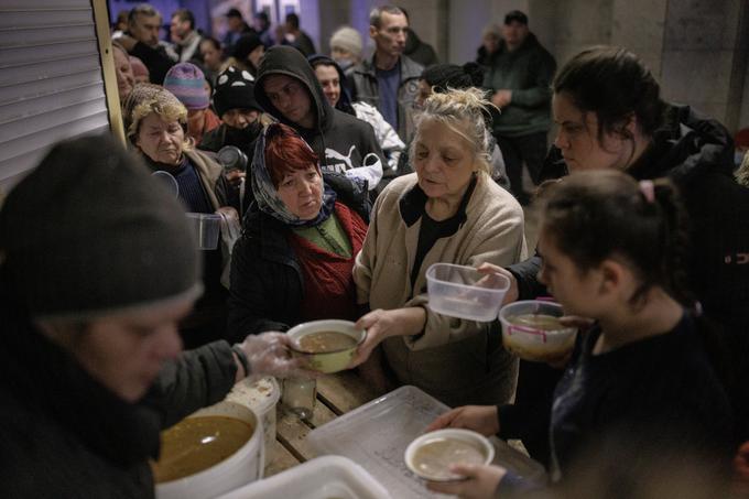 V Černigivu na severu Ukrajine, ki ga oblega ruska vojska, so ostali brez hrane, vode, elektrike in gretja. | Foto: Reuters