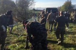 Del žičnate ograje na meji s Hrvaško že stoji (video in foto)