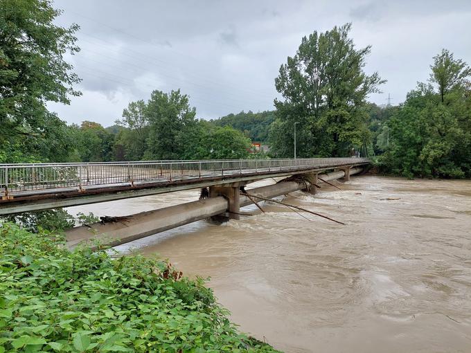 Kranjska občina je že lani pridobila gradbeno dovoljenje za nov most, na katerega bo treba namestiti tudi novo kanalizacijsko cev. Most, po katerem bo potekal dvosmerni motoriziran promet, bo ustrezno višji, zato bo ob deroči vodi, kot je nastala ob tokratni ujmi, težko dosegljiv. | Foto: Mestna občina Kranj