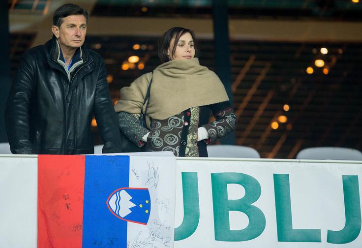 Slovenski predsednik ni potreboval daljnogleda. Na častni tribuni, kjer je imel prvovrsten pogled na igrišče. je čakal na trenutek, ko bo lahko zaploskal prvemu zadetku Katančeve čete. | Foto: Vid Ponikvar