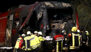 V trčenju vlaka in tovornjaka na Bavarskem umrli dve osebi  