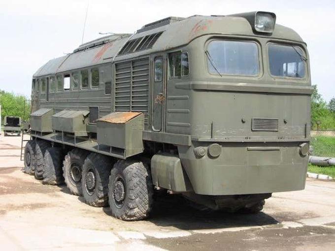 Za potrebe ruske vojske so želeli združiti pogon in "karoserijo" lokomotive in 12-kolesno osnovo tovornjaka za prevoz raket. | Foto: 