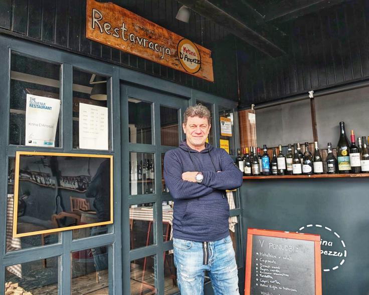 Roberto pod zdaj že legendarno tablo Krtine d'Ampezzo, ki jo je ob selitvi gostilne iz moravške doline prinesel s seboj v Senožete. | Foto: Nina Vogrin