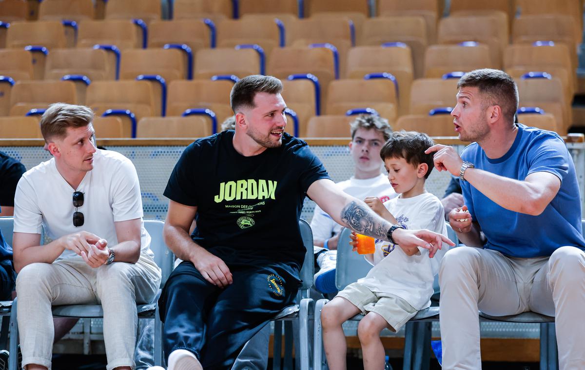 Ilirija Cibona Luka Dončić Edo Murić Luka Rupnik | Luka Dončić si je srečanje ogledal v družbi Luke Rupnika in Eda Murića. | Foto Aleš Fevžer