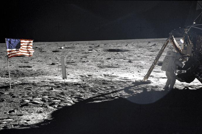 neil armstrong vesolje luna | Prva odprava na Luno s človeško posadko se je imenovala Apollo 11. Odpotovala je 16. julija 1969, vrnila se je osem dni kasneje.  | Foto Reuters