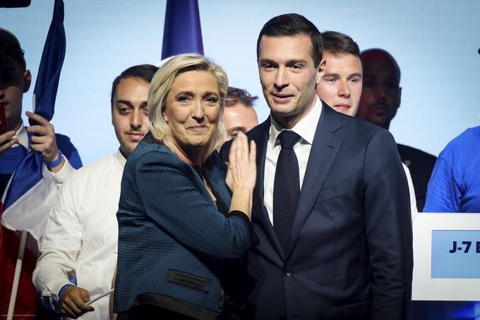 Bardella je že nekaj let varovanec Le Penove. Ko ga je Le Penova pred evropskimi volitvami leta 2019, takrat je bil star šele 23 let, postavila na vrh kandidatne liste Nacionalnega zbora, ga je nek francoski medij označil za lutko Le Penove. Predsednik Nacionalnega zbora je Bardella postal leta 2022, ko se je Le Penova pred takratnimi francoskimi predsedniškimi volitvami odločila, da bo odstopila s čela stranke. Ima pa Le Penova še vedno največjo moč v stranki. V času, ko je Bardella postal predsednik stranke, je bil v razmerju z eno od njenih nečakinj, zaradi česar so se pojavili očitki o nepotizmu znotraj stranke. | Foto: Guliverimage