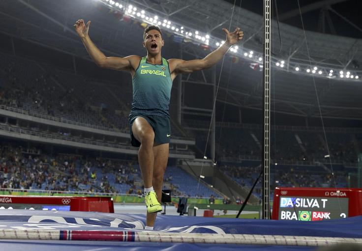 Brazilec je s preskočenimi 603 centimetri spravil na noge navijače na olimpijskem štadionu v Riu. | Foto: Reuters
