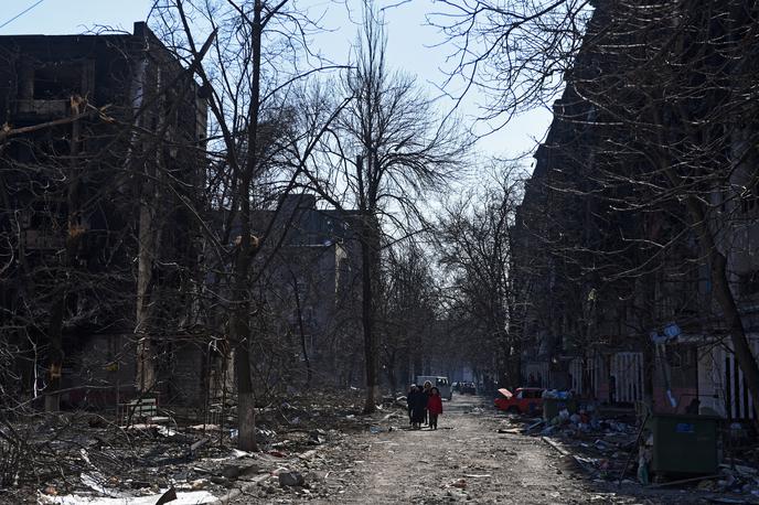 Mariupol | Razmere v mestu Mariupol so grozljive. Ruska vojska je obkolila mesto, na ulicah potekajo spopadi.  | Foto Reuters