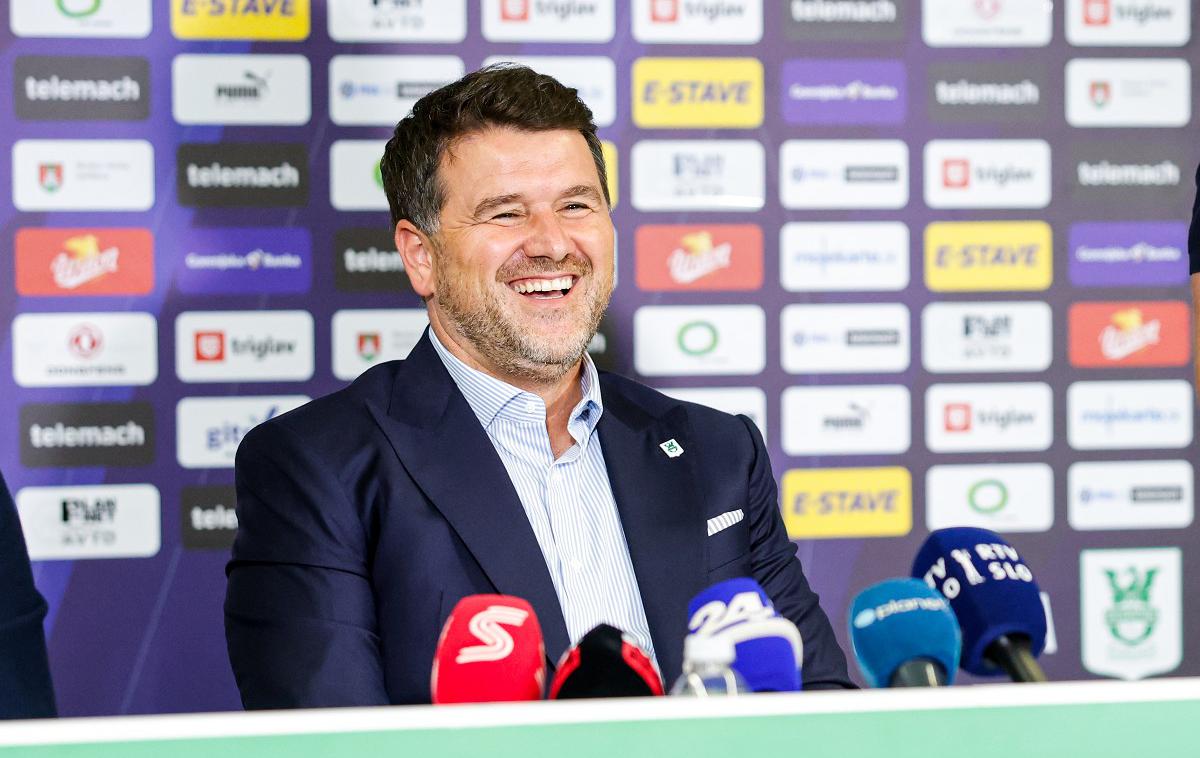 Igor Barišić | Direktorju Igorju Barišiću se lahko po četrtku v Albaniji smeji. Šok terapija z menjavo trenerja prinaša zametke želenih učinkov. | Foto Aleš Fevžer