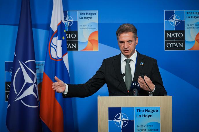 Robert Golob. NATO. | V koalicijskih strankah SD in Levica so že pred vrhom zavezništva premierja in predsednika Gibanja Svoboda pozivali, naj ne podpre zvišanja na pet odstotkov BDP. Koordinatorica Levice Asta Vrečko je tudi v odzivu na sklepe vrha Nata poudarila, da v njeni stranki niso in nikoli ne bodo podprli zvišanja izdatkov za obrambo. Zatrdila je, da razprave o tej temi na vladi ni bilo in da gre za zavezo predsednika vlade. | Foto Vlada Republike Slovenije