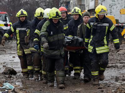 Število žrtev ruskih napadov v Ukrajini raste, v Kursku zadeta šola