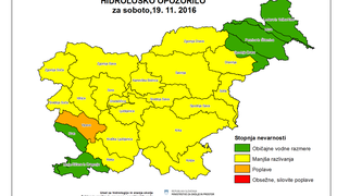 Slovenijo je zajelo močno deževje: reka Vipava poplavlja