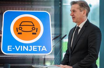 Anketa: Javnost podpira Golobovo odločitev o vinjetah