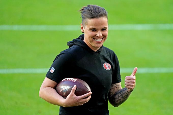 Katie Sowers, nekdanja igralka ameriškega nogometa, ki je leta 2015 z ameriško reprezentanco osvojila naslov svetovne prvakinje, je prva ženska, ki je del strokovnega štaba v finalu Super Bowla. | Foto: Reuters