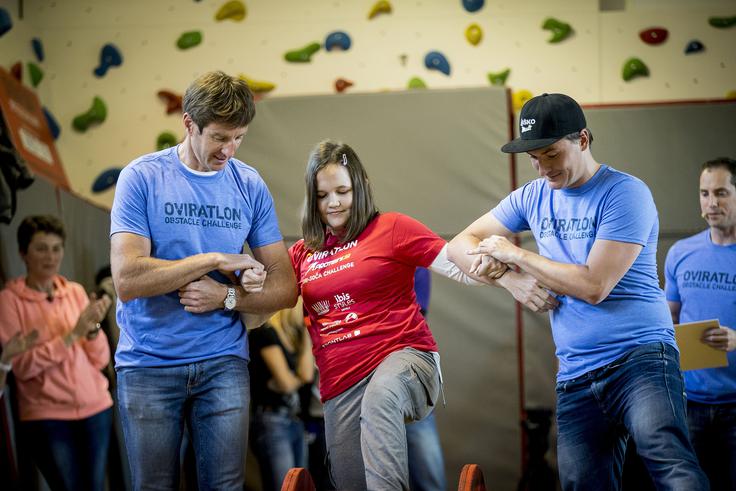 Otroci so z žrebom določili svojega spremljevalca. Pomagala sta tudi nekdanji veslač in podpredsednik Olimpijskega komiteja Slovenije Iztok Čop in deskar Rok Marguč. | Foto: Ana Kovač