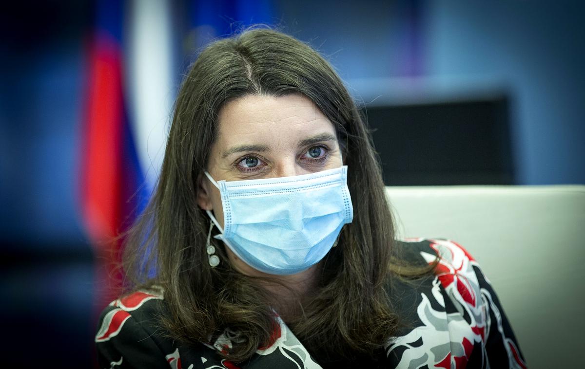 Simona Kustec | Ministrica Simona Kustec zagotavlja, da bo izobraževanje v novem šolskem letu kljub epidemiji novega koronavirusa še naprej nemoteno.  | Foto Ana Kovač