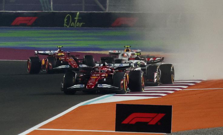 Ferrarijeva dirkača se komaj še kosata z vozniki ekip Aston Martin, Racing Bulls, Haas, Williams in Sauber. | Foto: Reuters