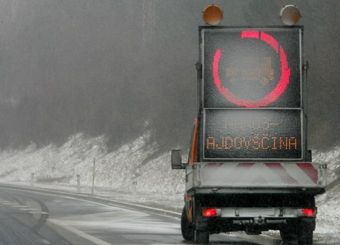 Nevšečnosti v prometu na Primorskem povzroča tudi burja. | Foto: Bojan Puhek