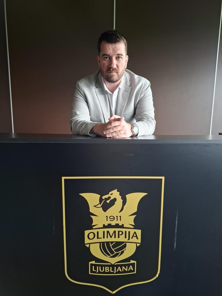 Z Albertom Riero je imel prvi sestanek v Portorožu. Kje pa se je dogovarjal z Victorjem Sanchezom? "Sprva smo se lovili po telefonu, ko je bil s špansko mlado reprezentanco še na Cipru. Imeli smo sestanke z njegovim agentom, nato pa se vsi skupaj, poleg mene sta bila tudi direktor in predsednik, dobili v Münchnu, kjer smo uskladili pravne in finančne podrobnosti, nato pa je Victor prišel še v Ljubljano, kjer je spoznal mesto in stadion." | Foto: R. P.